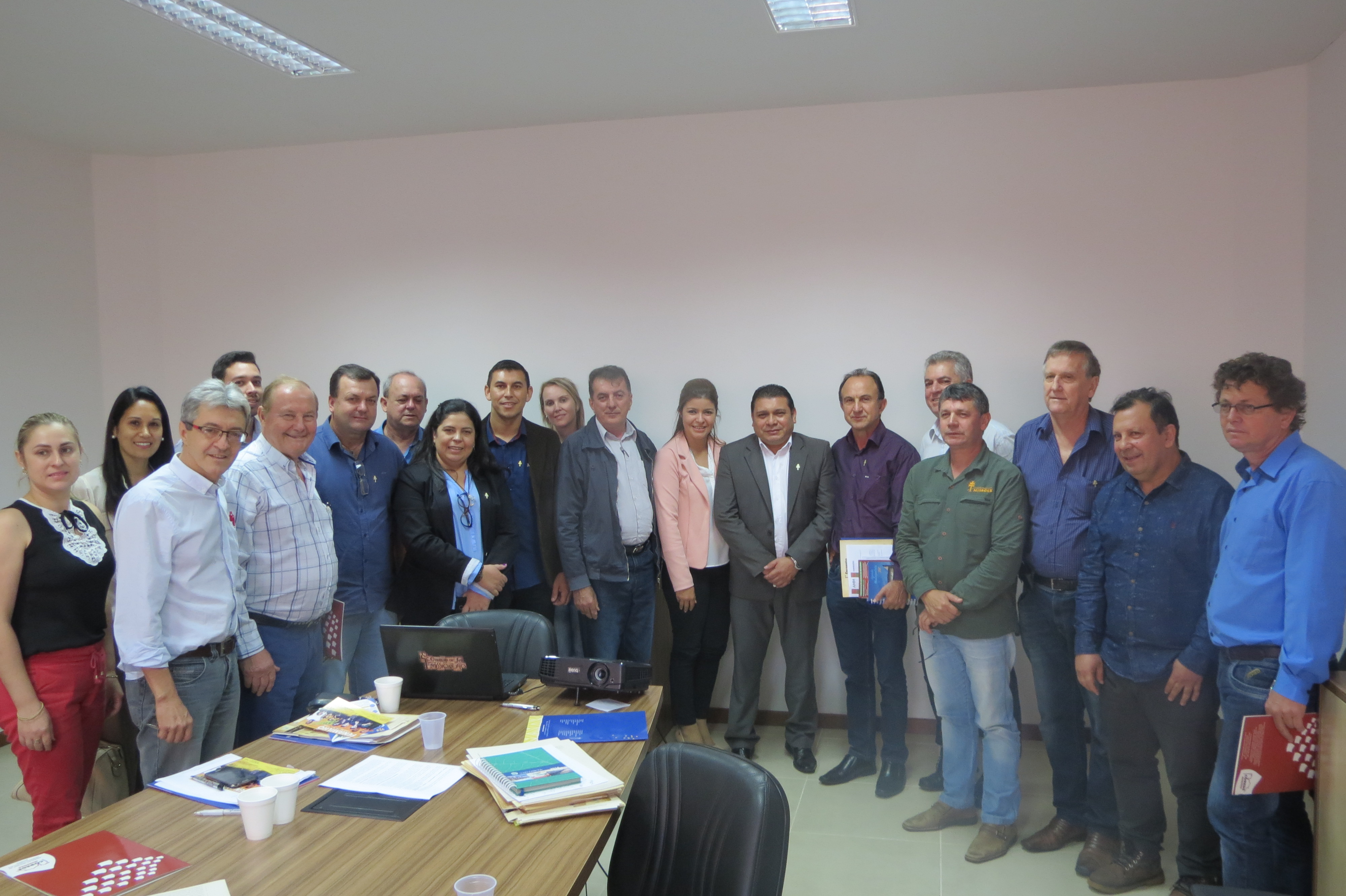 Prefeitos das Missões se reúnem com representante do governo do Paraguai